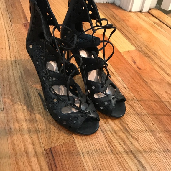Vince Camuto black lace up heels size 7.5 - Picture 2 of 3